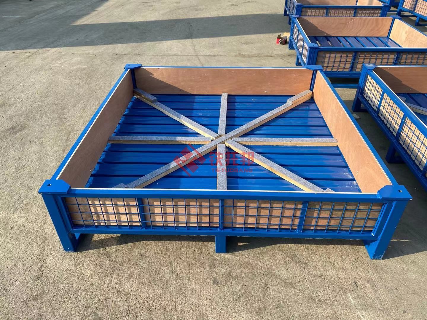 折疊周轉(zhuǎn)箱與金屬倉儲籠都是一樣的嗎？