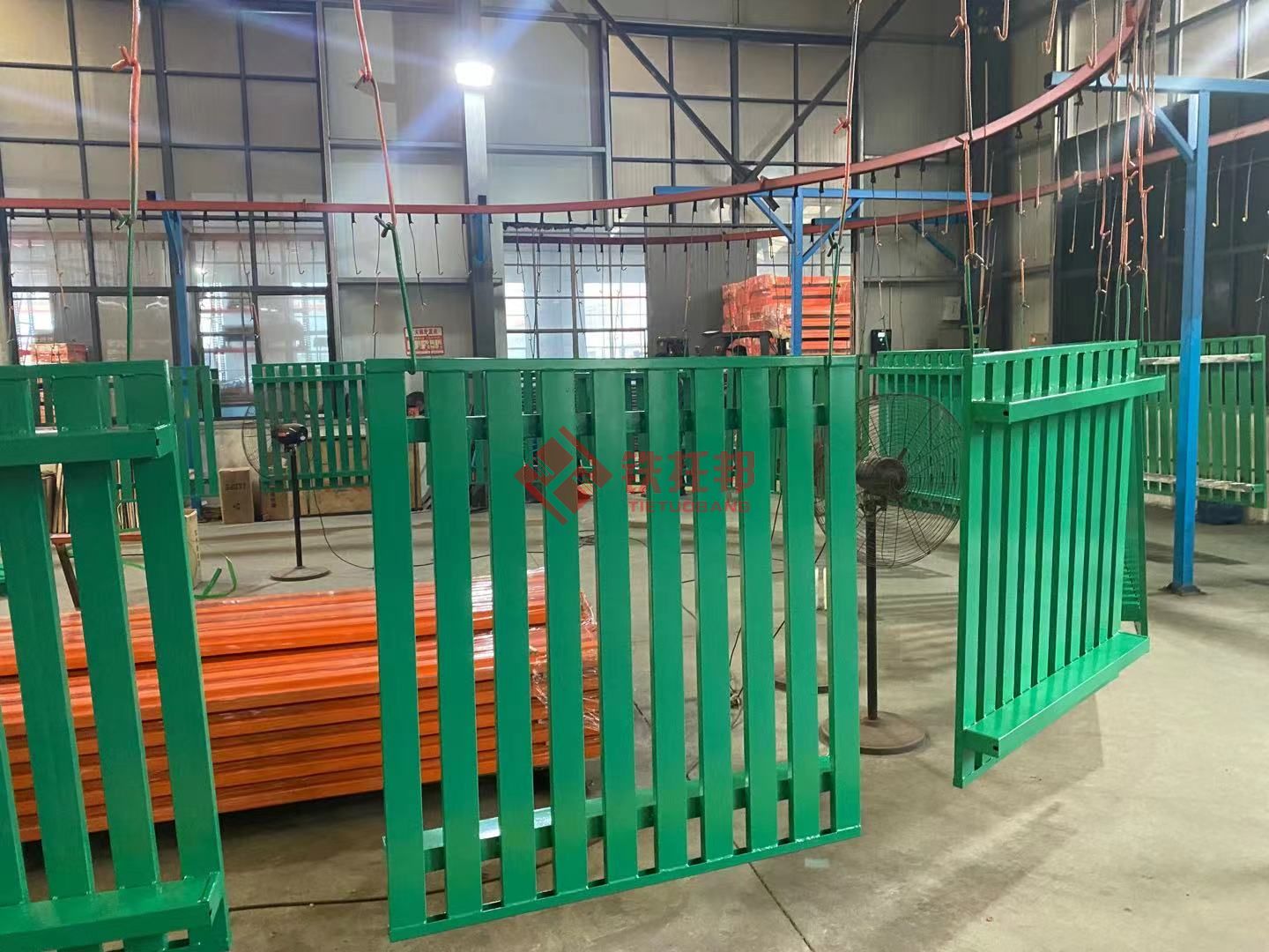 鐵制倉(cāng)儲(chǔ)設(shè)備為什么要采用噴塑工藝處理？